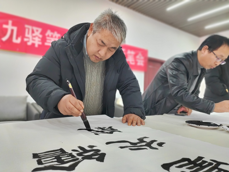 1月31日,在貴州省大方縣迎春書畫筆會(huì)現(xiàn)場,書法愛好者高智正在進(jìn)行隸書創(chuàng)作。(鐘歡 攝).jpg