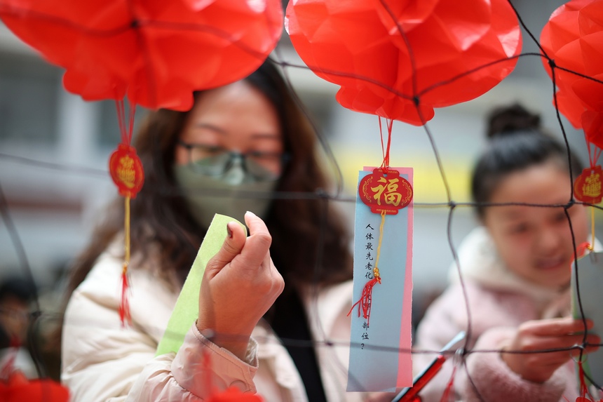 2月2日，群眾在猜燈謎。