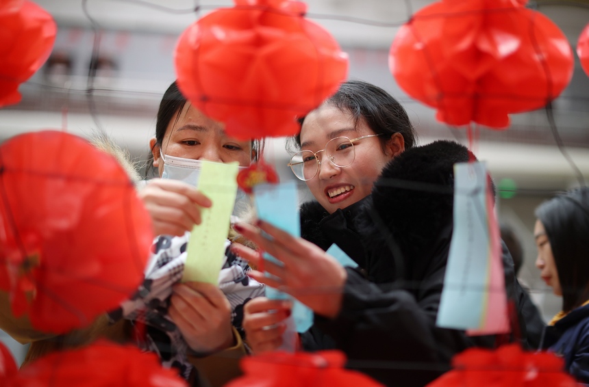 2月2日，群眾在猜燈謎。