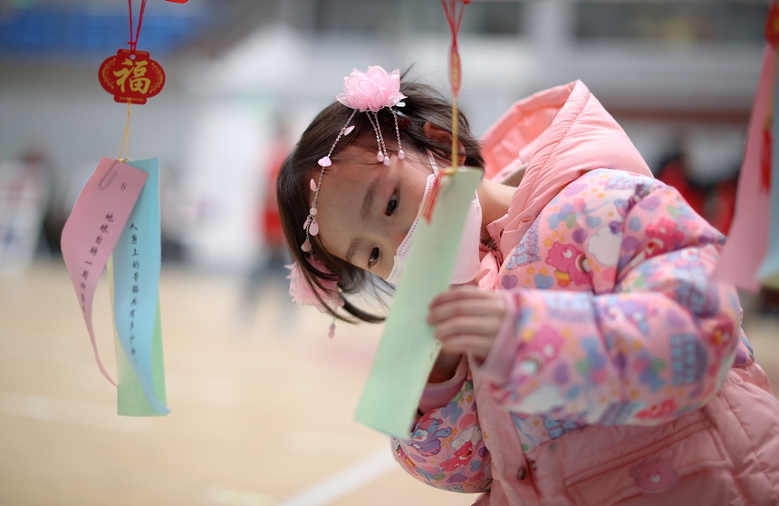 2月2日，小朋友在猜燈謎。