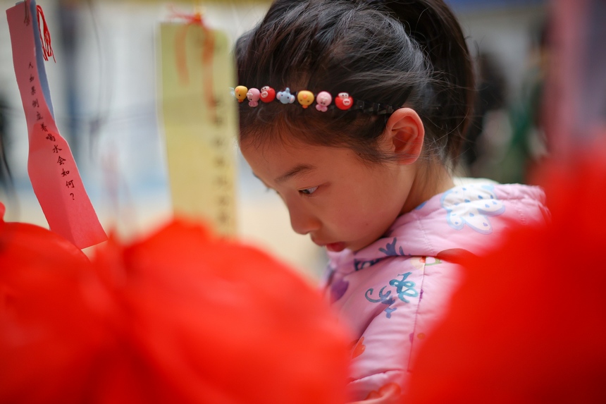 2月2日，小朋友在猜燈謎。