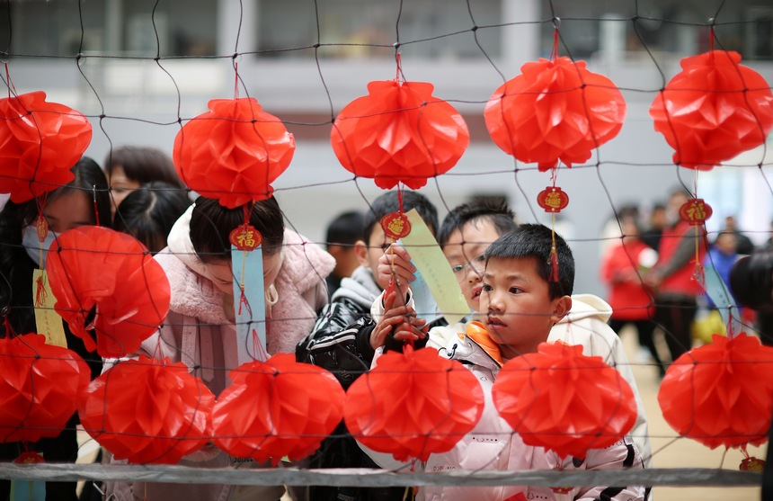 2月2日，小朋友在猜燈謎。