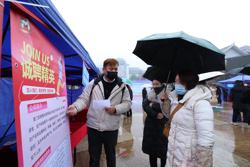 2月3日，招聘單位人員向求職者介紹崗位信息。