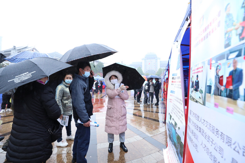 2月3日，招聘單位人員向求職者介紹崗位信息。