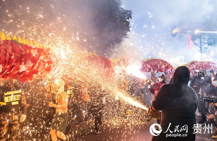 臺江縣的苗族“舞龍噓花”活動現場。人民網記者 涂敏攝