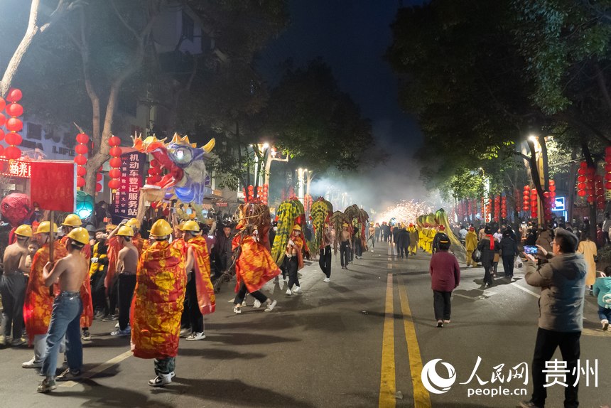 來自該縣各村寨的舞龍隊。人民網記者 涂敏攝