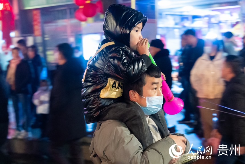 現場觀看“舞龍噓花”的觀眾。人民網記者 涂敏攝