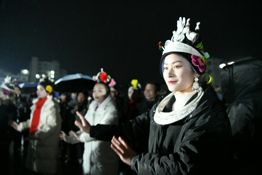 2月5日,舟溪甘囊香蘆笙會“起堂儀式”上,苗族姑娘在跳蘆笙舞。楊仁海攝