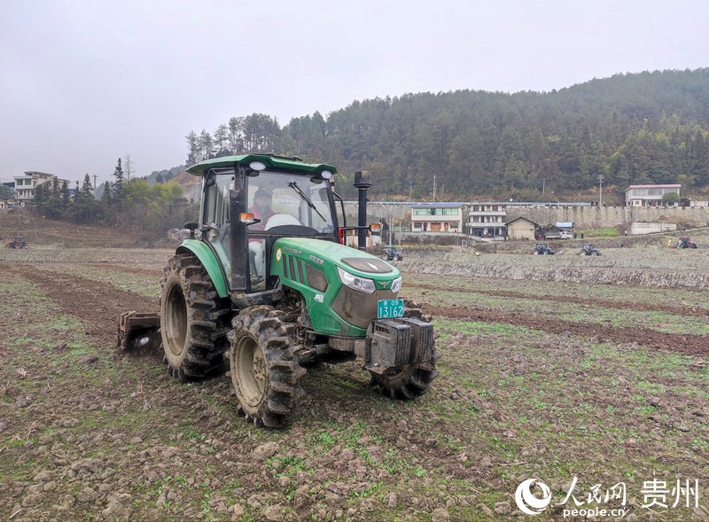 農機手操作播種機進行耕種。人民網 李麗萍攝