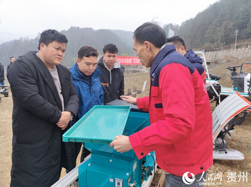 農機技術人員向農戶講解農機具操作方法。人民網 李麗萍攝