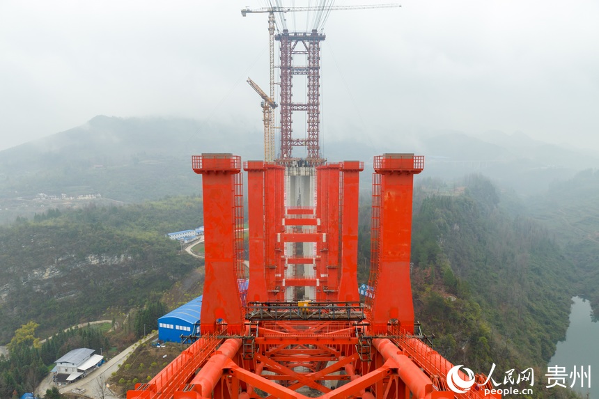 德余高速烏江特大橋施工現場。人民網記者 涂敏攝