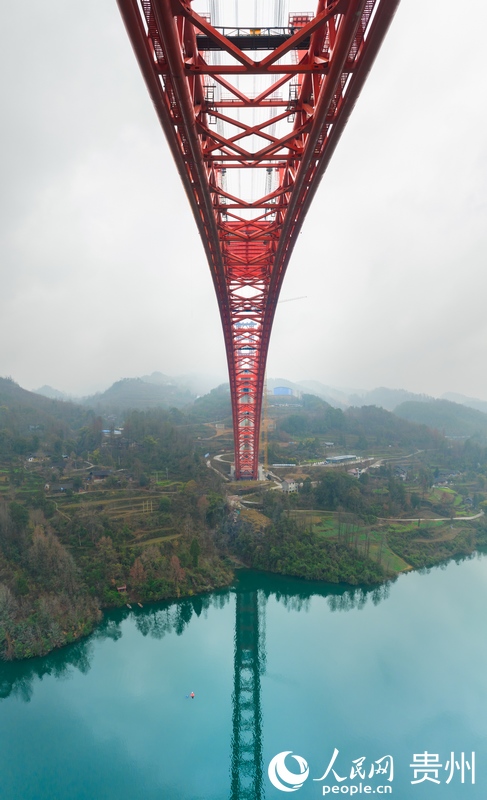 建設中的德余高速烏江特大橋。人民網(wǎng)記者 涂敏攝