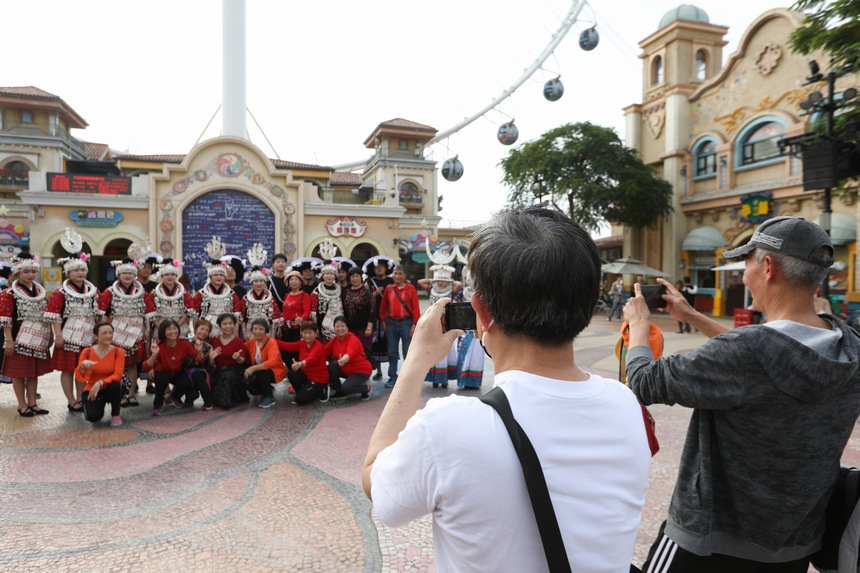 演員同當地群眾合影留念。龍俊宏攝