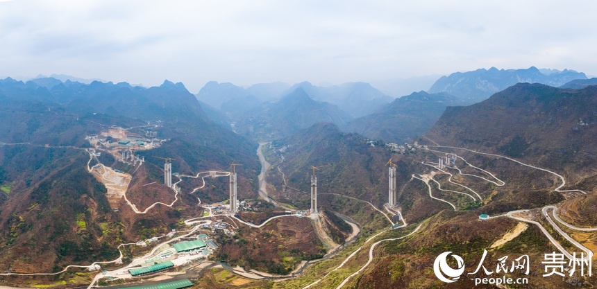 航拍建設(shè)中的納晴高速六枝特大橋。人民網(wǎng)記者 涂敏攝
