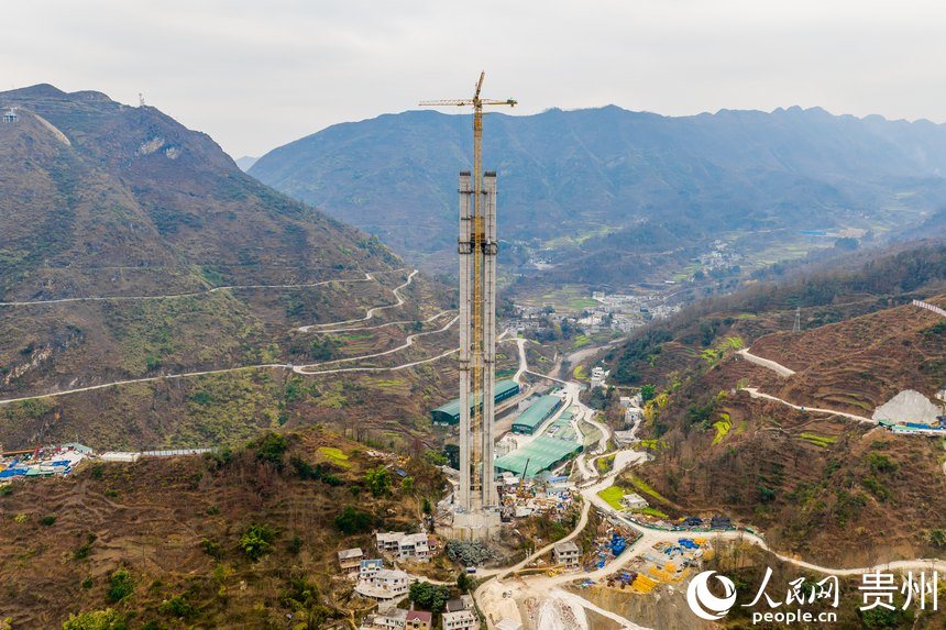 航拍建設(shè)中的納晴高速六枝特大橋主橋墩。人民網(wǎng)記者 涂敏攝