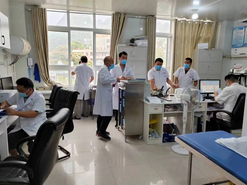 1.猴場鎮衛生院科室醫生討論病案。貴州省衛生健康委員會供圖