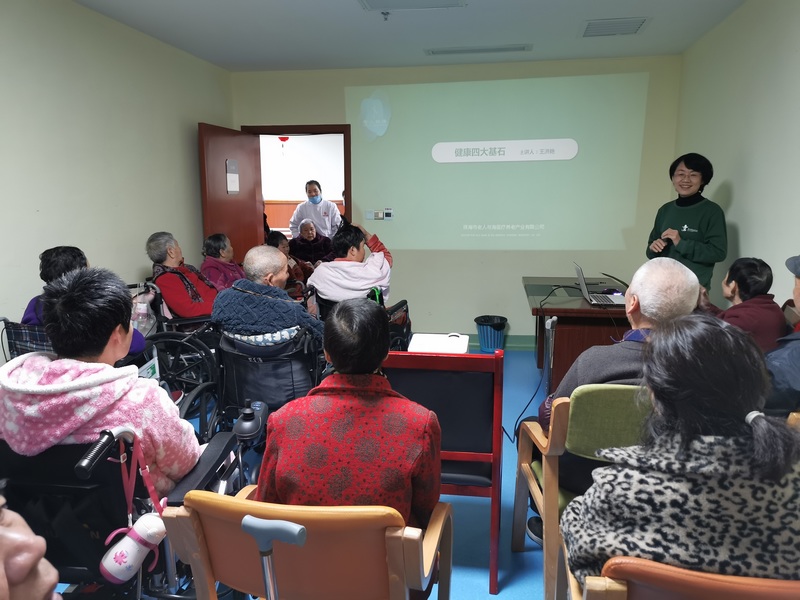 3.黔東(三穗)醫療健康養老服務中心為老人開展健康知識講座。貴州省衛生健康委員會供圖