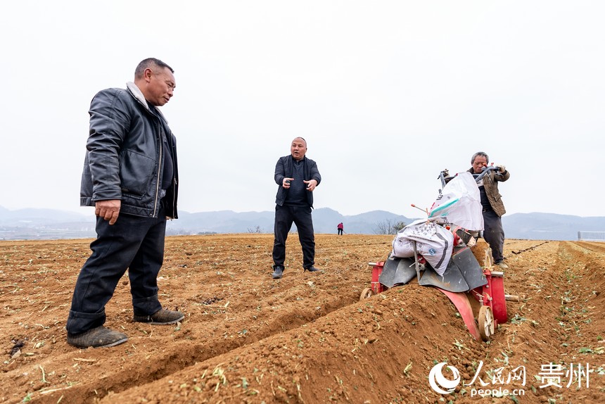 農業技術員現場指導村民起壟。人民網 涂敏攝