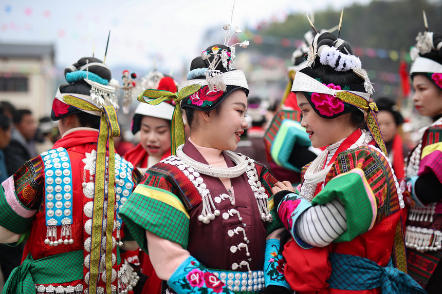 2月19日，身著節日盛裝的苗族姑娘參加傳統“望會節”。
