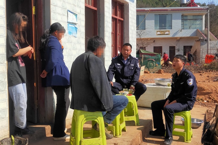 社區(qū)民警聯(lián)合人民調(diào)解委員化解群眾家庭矛盾。秀水派出所供圖