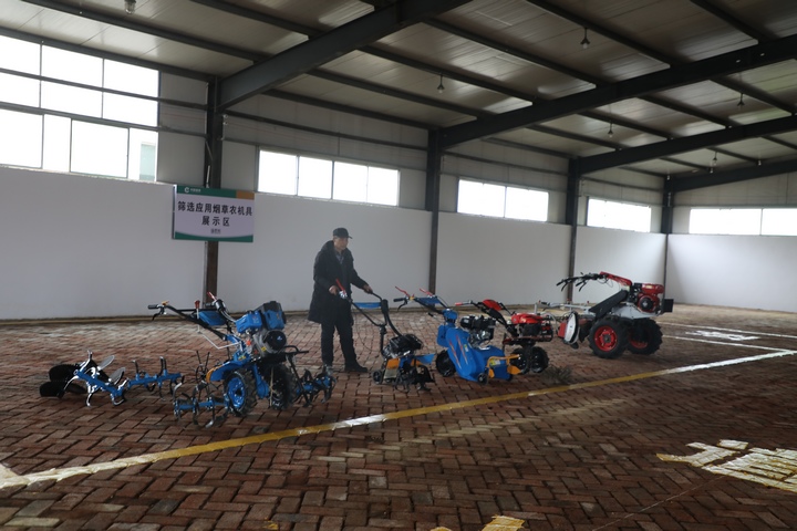 畢節市煙草公司黔西市煙草農機研究與應用聯合實驗室通過改進和維修農機具，服務春耕生產。