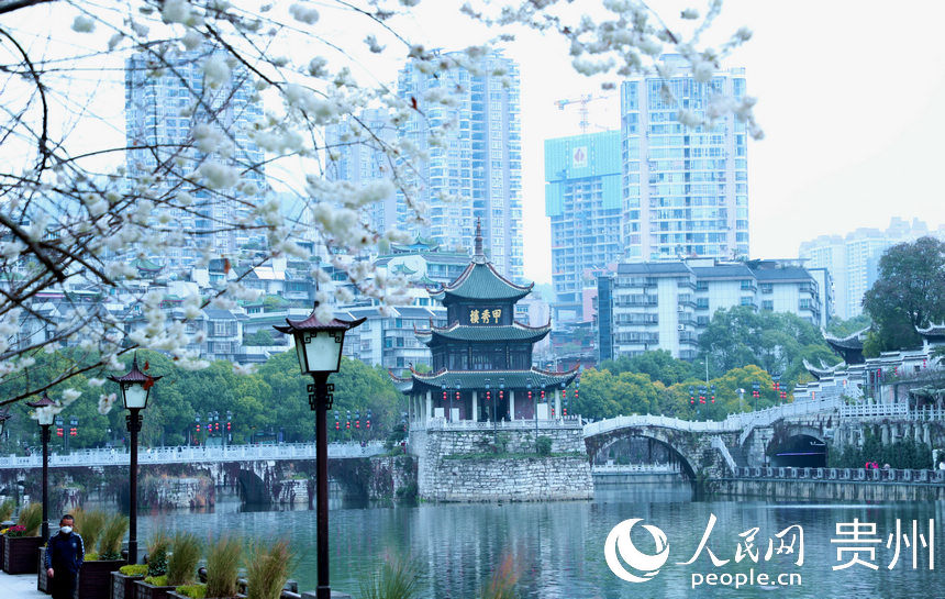 2月24日拍攝的甲秀樓春景。人民網 顧蘭云攝