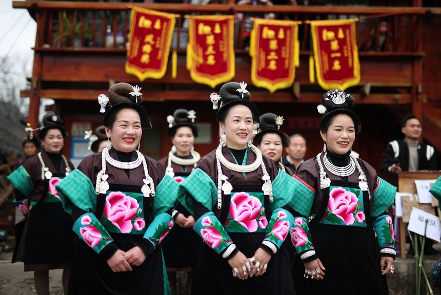 2月24日，貴州省黔東南苗族侗族自治州丹寨縣興仁鎮王家村，身著盛裝的苗族村民參加翻鼓活動。