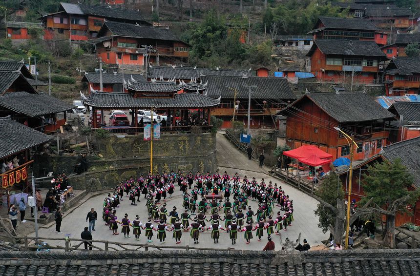 2月24日，貴州省黔東南苗族侗族自治州丹寨縣興仁鎮王家村，身著盛裝的苗族村民在跳鼓場上跳木鼓舞（無人機照片）。