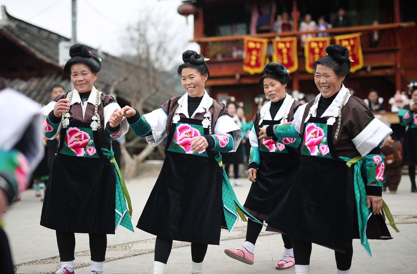 2月24日，貴州省黔東南苗族侗族自治州丹寨縣興仁鎮王家村，身著盛裝的苗族村民在跳鼓場上跳木鼓舞。