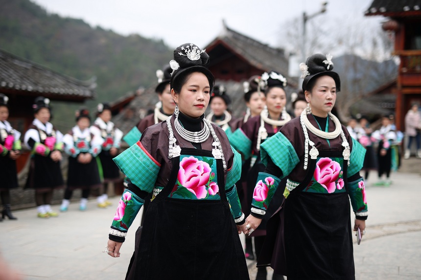 2月24日，貴州省黔東南苗族侗族自治州丹寨縣興仁鎮王家村，身著盛裝的苗族村民在跳鼓場上跳木鼓舞。 