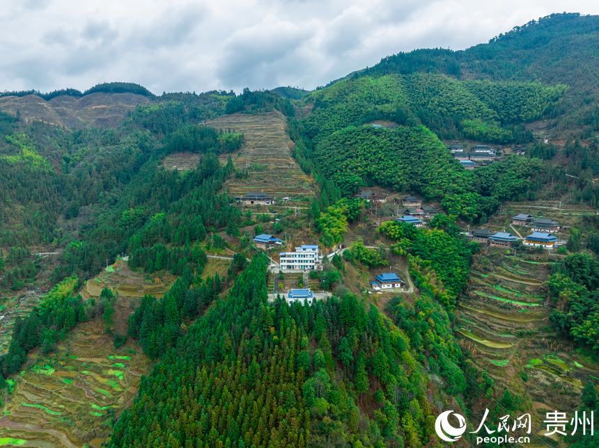 俯瞰西山鎮(zhèn)中寨教學點。人民網(wǎng) 陽茜攝