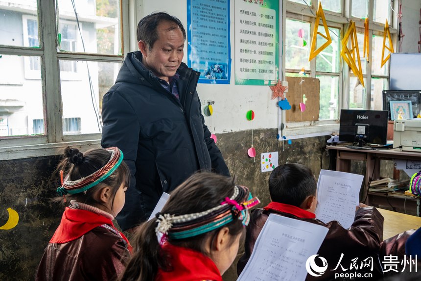 孟榮達老師正在給學生們上課。人民網(wǎng) 陽茜攝