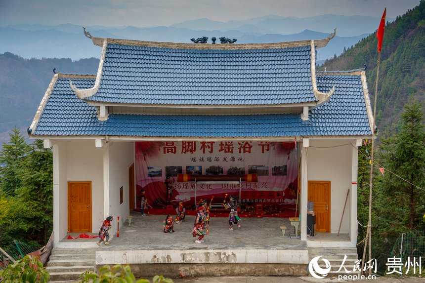 為孩子們新修建的表演舞臺。人民網 陽茜攝