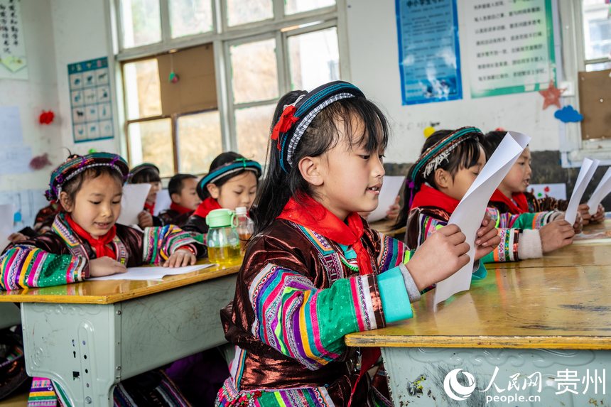 學生們十分認真的在上音樂課。人民網 陽茜攝