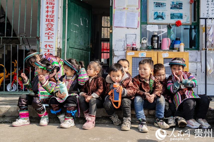 幼兒班的小朋友課間排排坐一起玩耍。人民網 陽茜攝