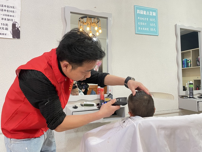 社區(qū)志愿者“義剪活動”  思南融媒體中心供圖.jpg