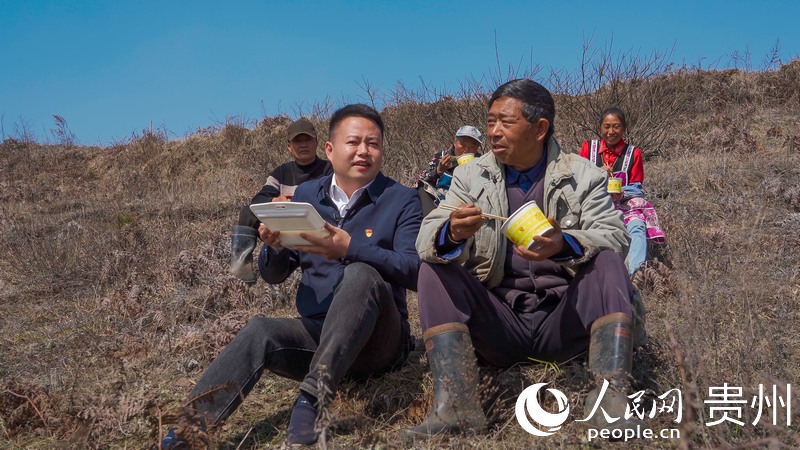 1+全國政協委員、貴州省六盤水市鐘山區大灣鎮黨委書記楊松向村民了解農機使用情況。人民網+陽茜+攝 (1)(1).jpg