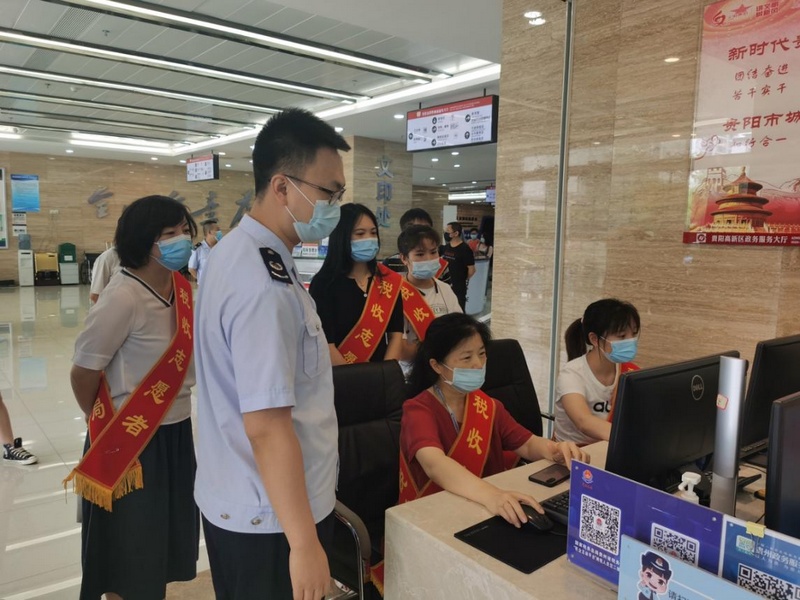 王曉雯參加高新區稅務局組織的稅收志愿者“辦稅繳費體驗日活動”。