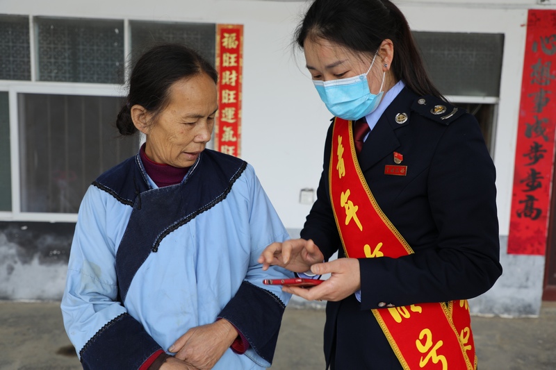貞豐稅務志愿者手把手教村民進行電子醫保查詢。