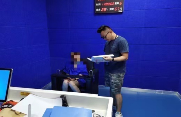 對犯罪嫌疑人進(jìn)行審訊。南明公安供圖