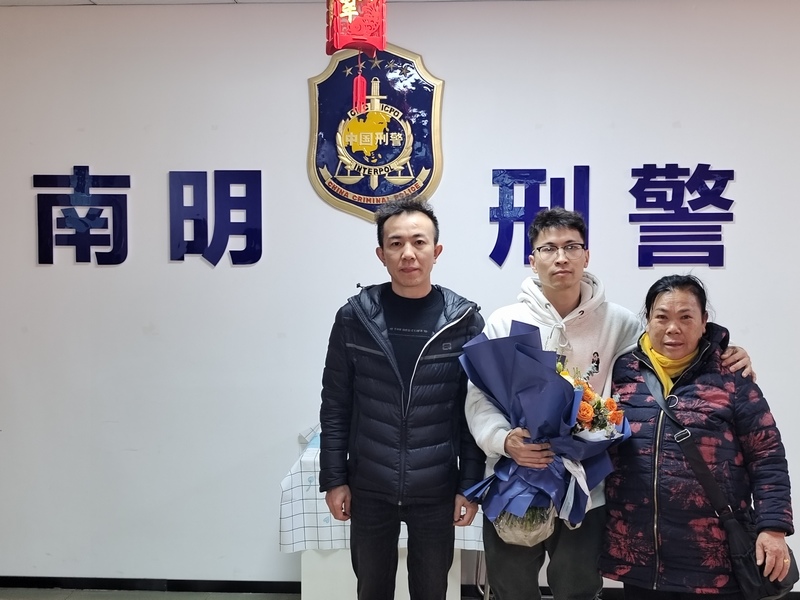 肖正俊（中）與母親、哥哥團(tuán)圓。