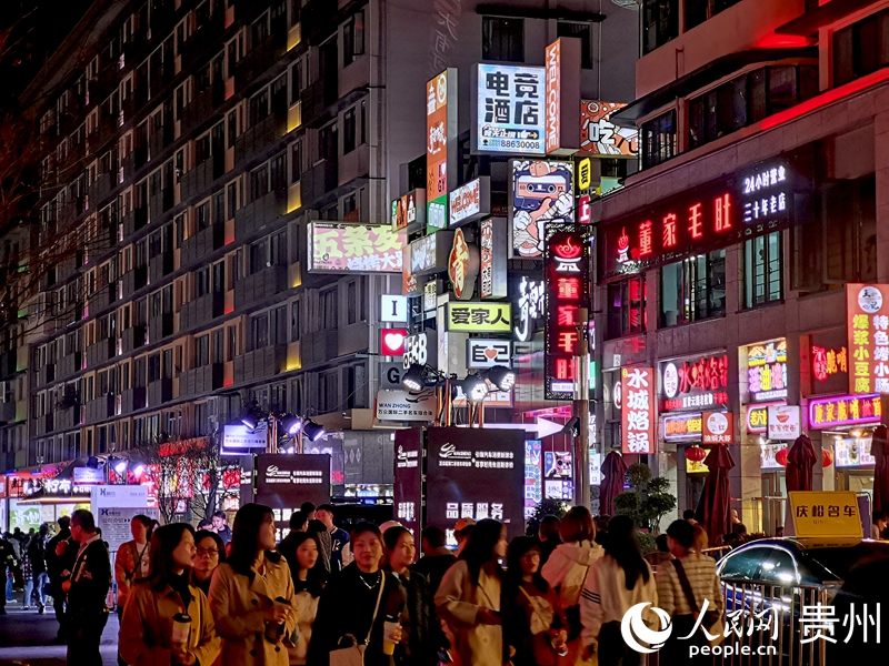 人頭攢動的青云市集。人民網 李永馨攝