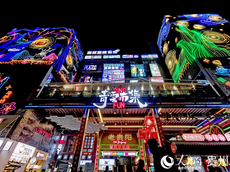 流光溢彩的青云市集。人民網 李永馨攝