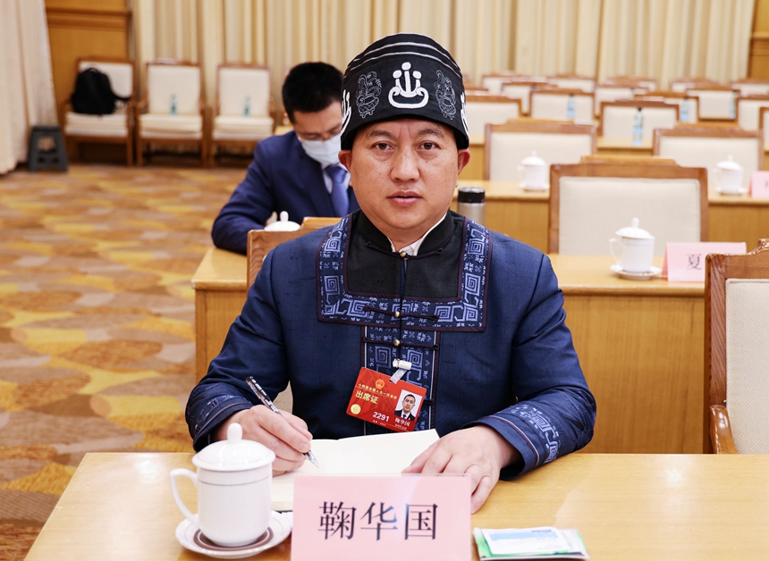 全國(guó)人大代表，貴州省石阡縣龍?zhí)伶?zhèn)困牛山村黨支部書記、村委會(huì)主任鞠華國(guó)。受訪者供圖