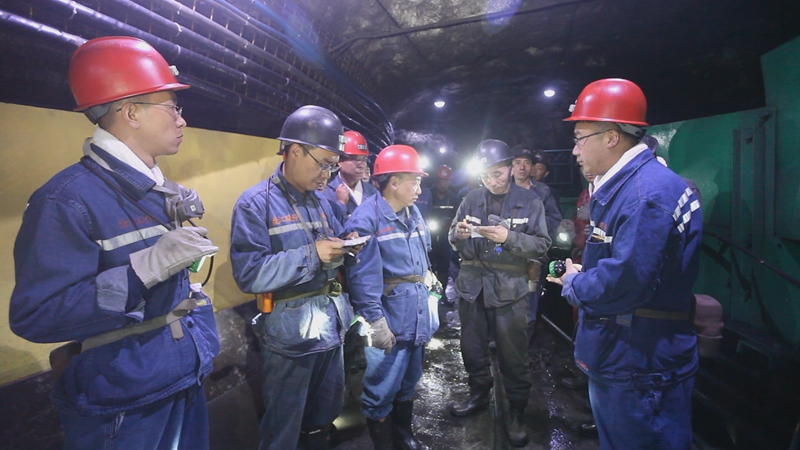 全國(guó)人大代表，貴州盤(pán)江精煤股份有限公司山腳樹(shù)礦黨委副書(shū)記、礦長(zhǎng)侯建國(guó)正在開(kāi)展井下安全隱患排查（右一）。受訪者供圖