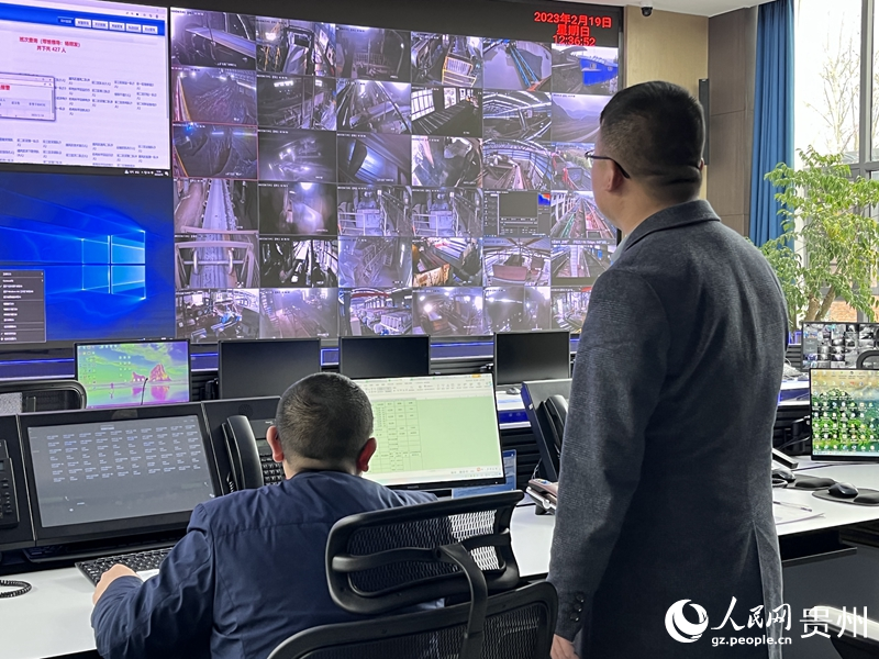 全國(guó)人大代表，貴州盤(pán)江精煤股份有限公司山腳樹(shù)礦黨委副書(shū)記、礦長(zhǎng)侯建國(guó)正在山腳樹(shù)礦智能化監(jiān)控中心調(diào)度工作（左二）。人民網(wǎng) 陳潔泉攝