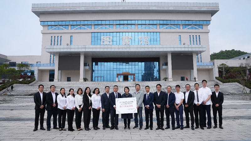 張勝林與貴州交通職業技術學院共建2021年國家職業院校教師土木工程檢測技術教學創新團隊。貴州交通職業技術學院供圖