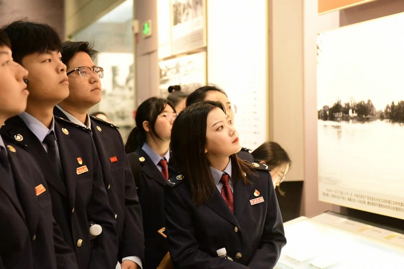 新錄用公務員在遵義會議會址紀念館聆聽紅色革命故事。劉紹文攝