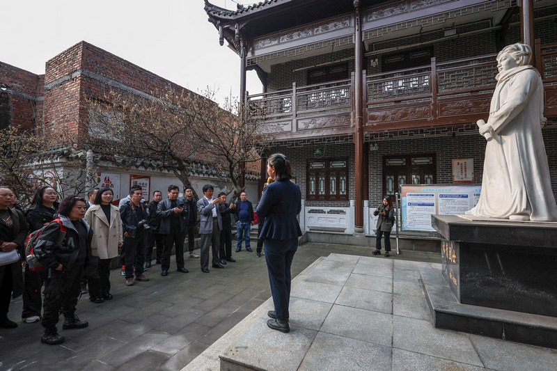 參觀林青紀念館。