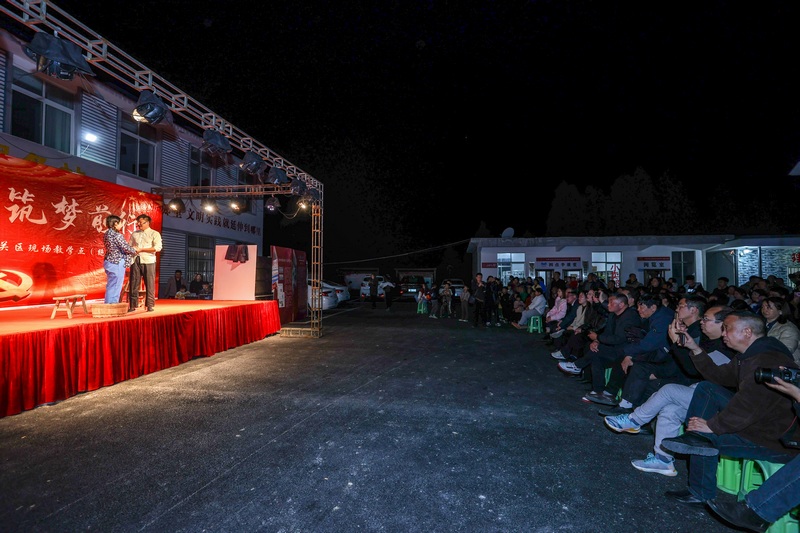 在高流村觀看《天渠兒女》舞臺情景劇。